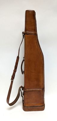 étui à guitare en cuir marron sur fond blanc, muni d'une sangle