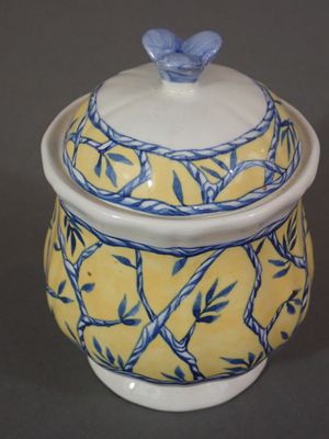GIEN. Sucrier ou pot couvert en faïence, modèle Baladins, à …
