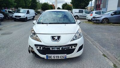 une petite voiture blanche garée sur le bord de la route