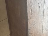 une armoire en bois dans un coin de la salle de bains