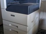 une imprimante blanche et bleue posée sur un bureau