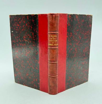 un vieux livre à la couverture rouge posé sur une table