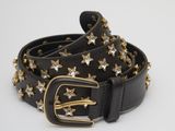 ceinture en cuir noir ornée d'étoiles et de clous dorés sur fond blanc