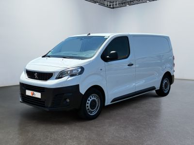 la photo d'une camionnette blanche garée dans une grande pièce
