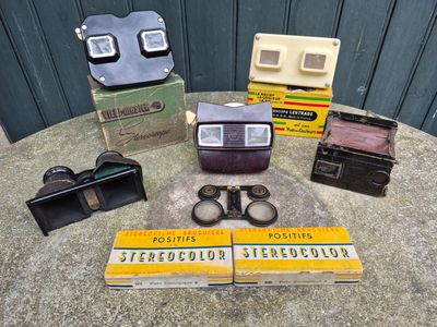 many items that are sitting on a table