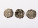 trois pièces d'argent, dont l'une porte une couronne et l'autre est ornée d'une couronne