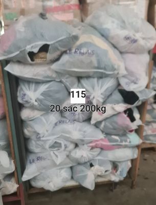 Environ 200 kg de vêtements de seconde main en sacs, avec un…