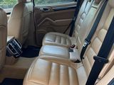 les sièges arrière de la voiture sont vides, il n'y a personne à l'intérieur