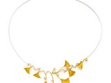gros plan d'un collier sur fond blanc