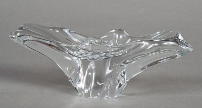 un vase en verre posé sur une table