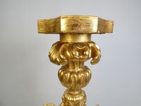 Torchère en bois doré représentant deux femmes terminées par… (photo 4)