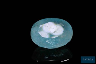 gros plan d'un diamant bleu sur une surface noire