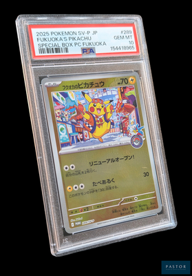 La carte Pokémon se trouve dans un étui en plastique transparent sur fond noir.