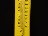 un thermomètre jaune sur fond noir