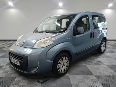 la photo d'une petite camionnette bleue garée dans un garage
