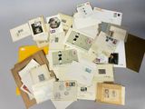 une pile de vieilles lettres et d'enveloppes posée sur une table