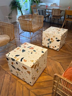 une pièce contenant beaucoup de chaises et de tables