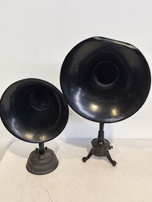 paire de phonons noirs anciens montés sur des trépieds