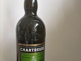 une bouteille de vin posée sur une table devant un mur