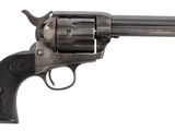 un vieux revolver sur fond blanc, avec un fond blanc