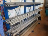 un homme qui se tient à côté d'une machine