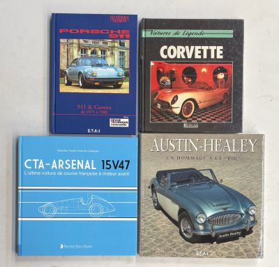 trois livres posés sur une table blanche, avec une voiture bleue devant