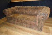 Canapé "Chesterfield" en peau capitonné. (photo 2)