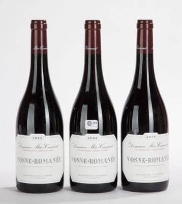 trois bouteilles de vin sont alignées sur une surface blanche