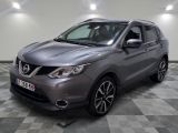 Le nouveau SUV Nissan QX Sport est garé dans un showroom.