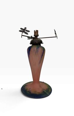 un vase surmonté d'un oiseau, posé sur un socle