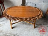 une petite table sur laquelle est posé un panier
