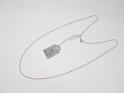 un collier en argent muni d'une pendentif, posé sur une surface blanche