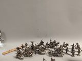 tout un tas de petits soldats en plastique posés sur la table