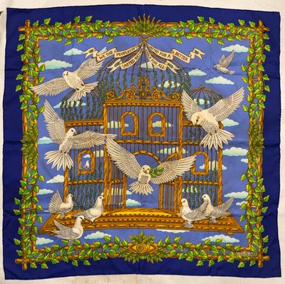 une écharpe bleue avec l'image d'un oiseau en cage