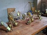 une table en bois sur laquelle sont posées plusieurs lampes