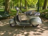 un scooter garé sur le bord de la route