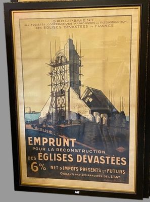 une photo d'une affiche sur le mur d'un bâtiment