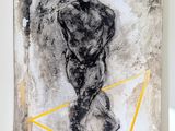 une peinture en noir et blanc représentant un homme portant un triangle jaune
