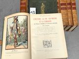 plusieurs livres sont empilés sur une table