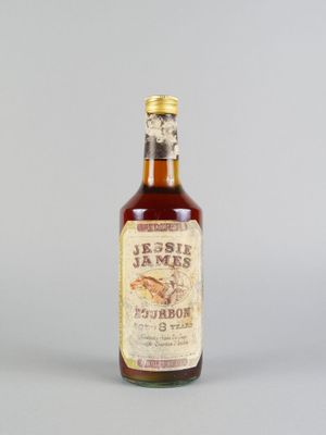 une petite bouteille de bourbon posée sur une table