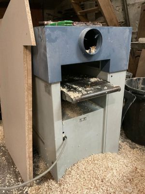 une machine posée au milieu d'un tas de bois