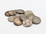 gros plan d'une pile de pièces de monnaie sur une surface blanche