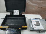 une grille et une boîte posées sur une table à côté d'un téléphone portable