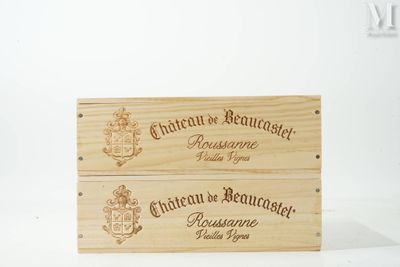 deux caisses en bois sur lesquelles figure une mention relative au vin