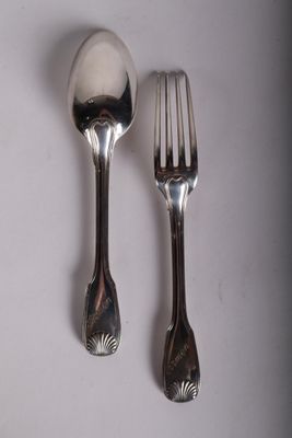 deux cuillères et une fourchette sur une table blanche