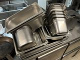 de nombreuses casseroles et poêles sur le comptoir de la cuisine
