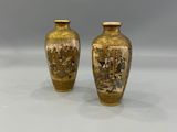 une paire de vases chinois anciens exposés sur un support blanc