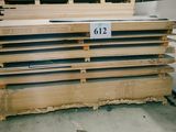 Plusieurs piles de bois sont empilées les unes sur les autres dans un entrepôt.
