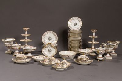 de nombreux types d'assiettes et de bols différents sur la table