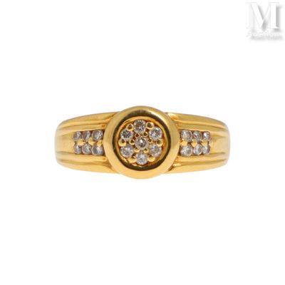Gros plan sur une bague en or ornée de diamants